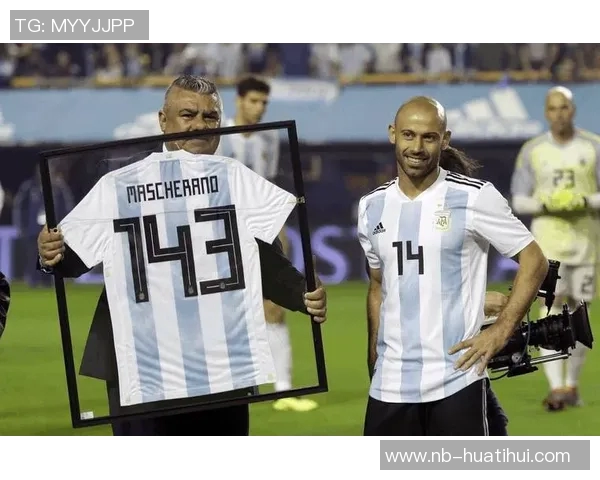 波多黎各歌手洋基老爹亲临阿根廷训练营与梅西等球员亲密合影