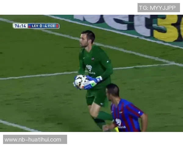 巴甲门将开球失误被对手偷袭瞬间引发全场哄笑 巴甲门将开球失误被对手偷袭瞬间引发全场哄笑