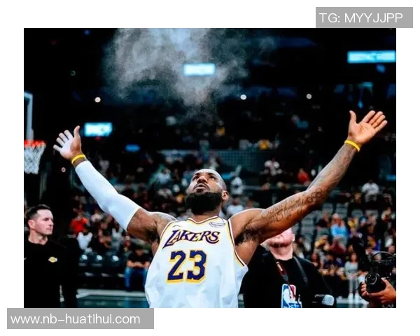 詹姆斯赛后比23手势NBA官推庆祝第23个赛季的精彩进行 詹姆斯赛后比23手势NBA官推庆祝第23个赛季的精彩进行